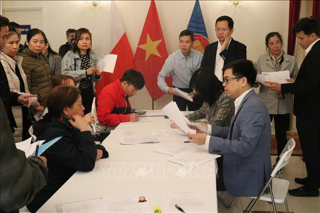 L'ambassade reçoit les documens des touchés. Photo : VNA tiep nhan.jpeg