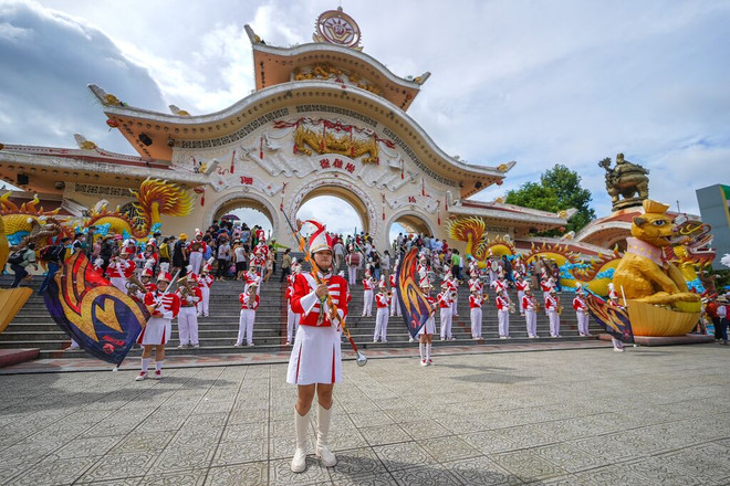 La zone touristique et culturelle de Suôi Tiên dans la ville de Thu Duc (Hô Chi Minh-Ville). La zone touristique et culturelle de Suôi Tiên dans la ville de Thu Duc (Hô Chi Minh-Ville).