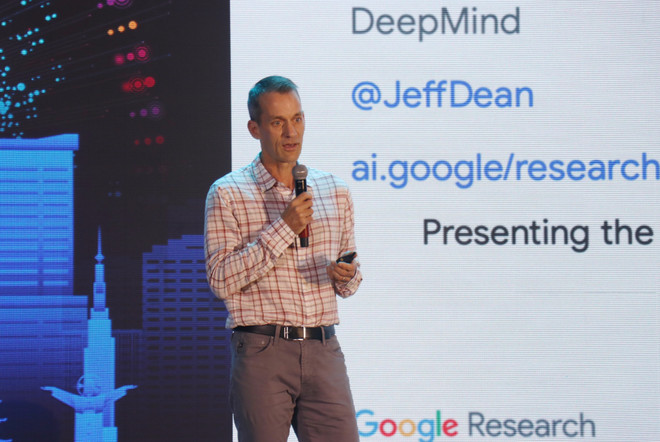 Jeff Dean, scientifique en chef chez Google, prend la parole. Photo: VNA Jeff.jpg