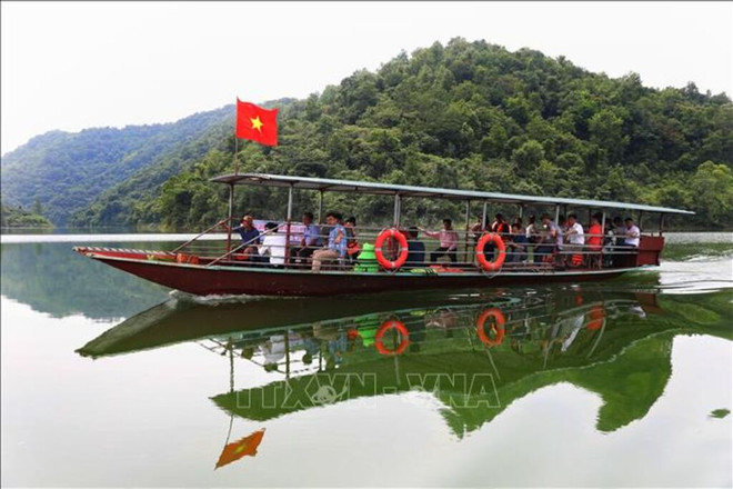Des touristes visitent le lac Cam Son. Photo: VNA BG 2.jpg