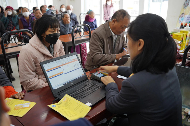 Des personnes âgées reçoivent les pensions. Photo: Vietnamplus dan so 1.webp