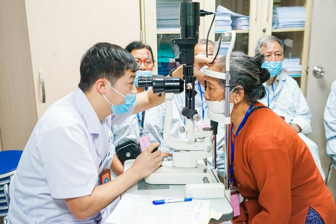Des soins médicaux pour les personnes âgées. Photo: Vietnamplus dan so 2.webp