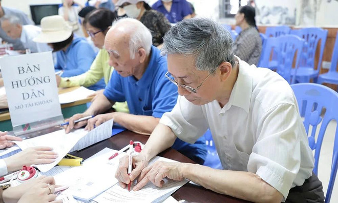 De nombreux travailleurs âgés représentent un capital humain précieux, dotés de connaissances, de qualifications, d'expérience. Photo: Vietnamplus dan so 3.webp