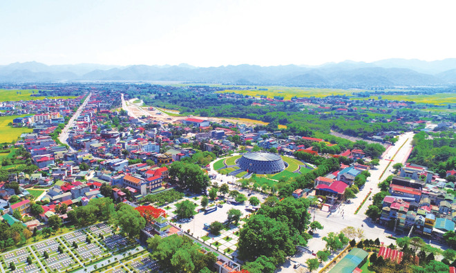 Un coin de la ville de Diên Biên Phu, province de Diên Biên (Nord-Ouest), avec le Musée de la Victoire historique de Diên Biên Phu au centre. Photo : VNA 161420-14-1501-dos-duong-dan.jpg