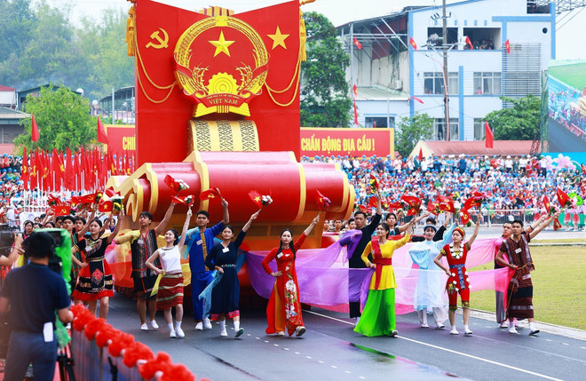 Lors de la célébration du 70e anniversaire de la Victoire de Dien Bien Phu. Photo : VNA vna_potal_le_ky_niem_70_nam_chien_thang_dien_bien_phu_7363107.jpg