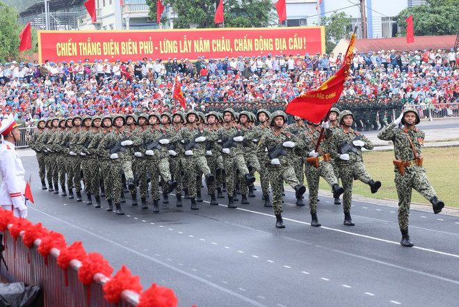 Lors du défilé militaire marquant le 70e anniversaire de la Victoire de Dien Bien Phu. Photo : VNA vna_potal_le_dieu_binh_dieu_hanh_ky_niem_70_nam_chien_thang_dien_bien_phu__7363085.jpg