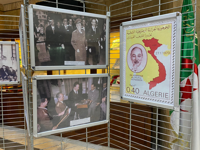 Un coin d'exposition photo sur le Vietnam au Musée national Moudjahid à Alger. Photo : VietnamPlus một góc triển lãm hình ảnh về Việt Nam tại Bảo tàng quốc gia Moudjahid ở thủ đô Algiers.jpg