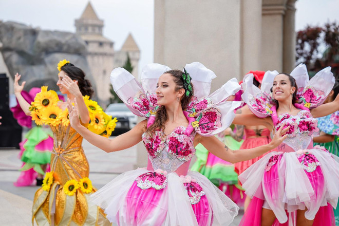 Ba Na Hills offre aux touristes venant à Da Nang cet été un banquet de spectacles attrayants s4.jpg