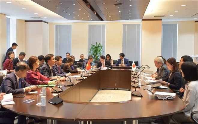 Le Minh Khai a eu une séance de travail avec le président de l'Agence japonaise de coopération internationale (JICA), Tanaka Akihiko. Photo : VNA vna_potal_pho_thu_tuong_chinh_phu_le_minh_khai_gap_thu_tuong_nhat_ban_tiep_chu_tich_jica__7393327.jpg