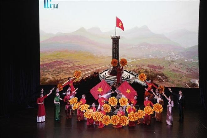 Un numéro artistique présenté à la Journée vietnamienne à l'Université russe d'économie Plekhanov. Photo : VNA Tiết_mục_múa_do_sinh_viên_Việt_Nam_học_tập_tại_PREU_biểu_diễn._Ảnh_Quang_VinhTTXVN.jpg