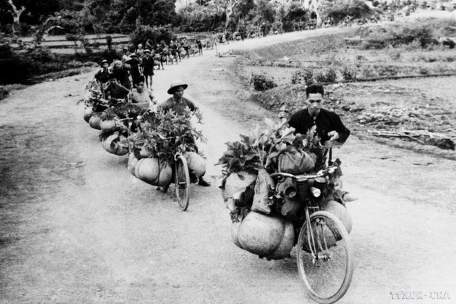 Des dizaines de milliers de personnes ont transporté des vivres sur le front ou construit la route pour acheminer l'artillerie vers la bataille. Photo d'archives de la VNA 211601-vna_potal_70_nam_chien_thang_dien_bien_phu_ca_nuoc_tap_trung_suc_manh_cho_mat_tran_dien_bien_phu__7268404.jpg