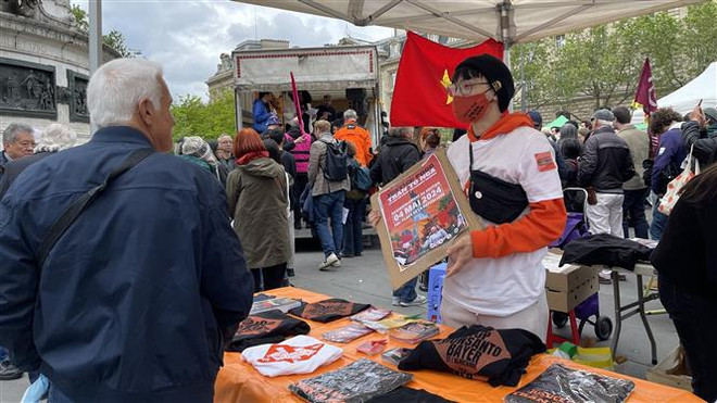Des associations se mobilisent, vendent des livres et des produits pour collecter de l'agent, soutenir le procès de Tran To Nga et des victimes vietnamiennes de l'agent orange. Photo : VNA 1.jpg