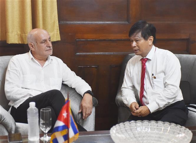 Le vice-président de l'Association des journalistes vietnamiens Tran Trong Dung (droite) et le président président de l'UPEC Ricardo Ronquillo s'engagent à renforcer la coopération journalistique. Photo: VNA dung.jpeg