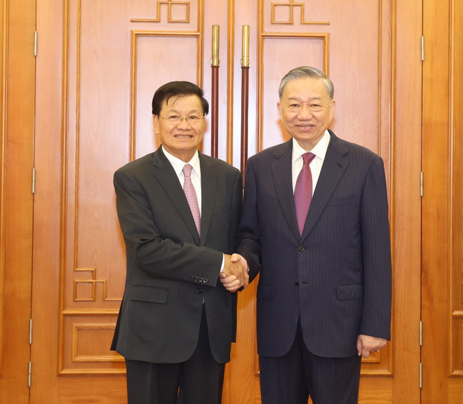 Le secrétaire général du Parti communiste du Vietnam (PCV) et président vietnamien To Lam (droite) et son homologue lao Thongloun Sisoulith. Photo: VNA To Lam.jpg