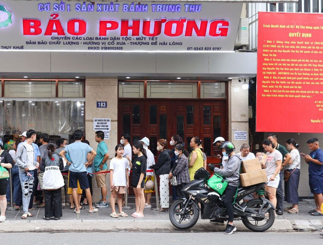 Devant une boutique Bao Phuong, rue Thuy Khuê, la file d’attente pour acheter des gâteaux s’étire sur des centaines de mètres. Photo : CTV/CVN banh.jpg