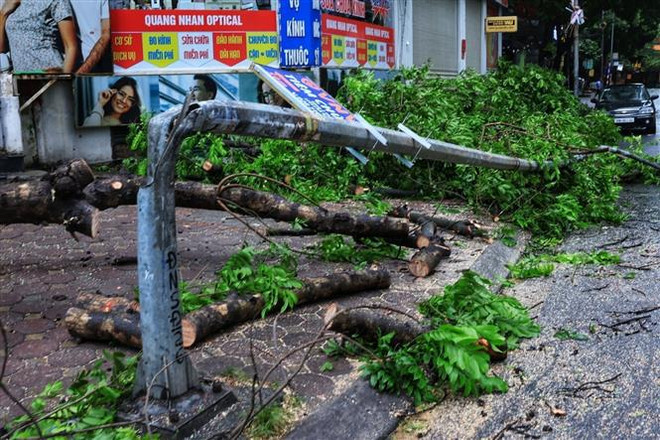 Un lampadaire est cassé près de l'intersection Nguyen Tuan - Nguy Nhu Kon Tum à Hanoi. Photo : VNA cot dien.jpg