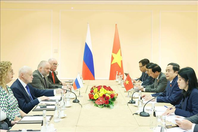 La rencontre entre le président du Parti “Une Russie Juste - Patriotes - Pour la Vérité”, Sergueï Mironov et le président de l'Assemblée nationale du Vietnam Tran Thanh Man. Photo : VNA Man.jpg