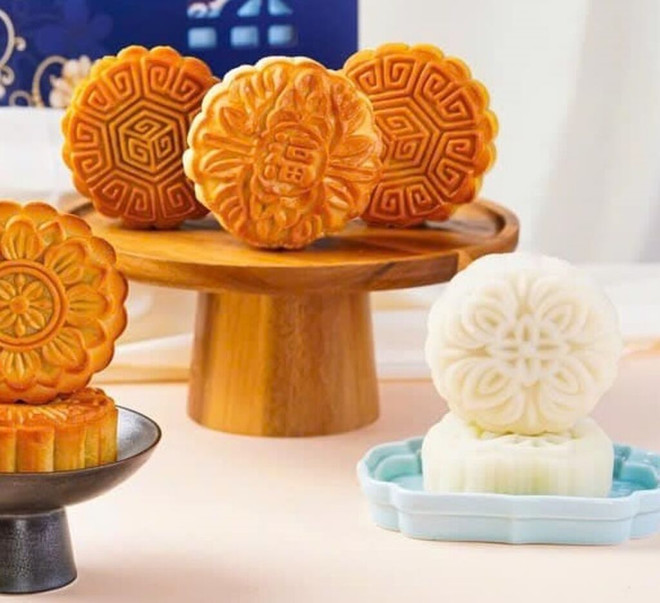 Les prix des gâteaux de lune Binh Chung, entre 30.000 et 50.000 dôngs pièce, en font un choix populaire pour ceux qui souhaitent se régaler sans se ruiner. Photo : CTV/CVN banh3.jpg