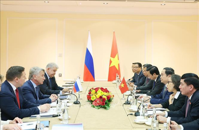La rencontre entre le président de l'AN du Vietnam Tran Thanh Man et Leonid Minkhelson, président du Conseil d'administration du groupe Novatek. Photo : VNA Novatek.jpg