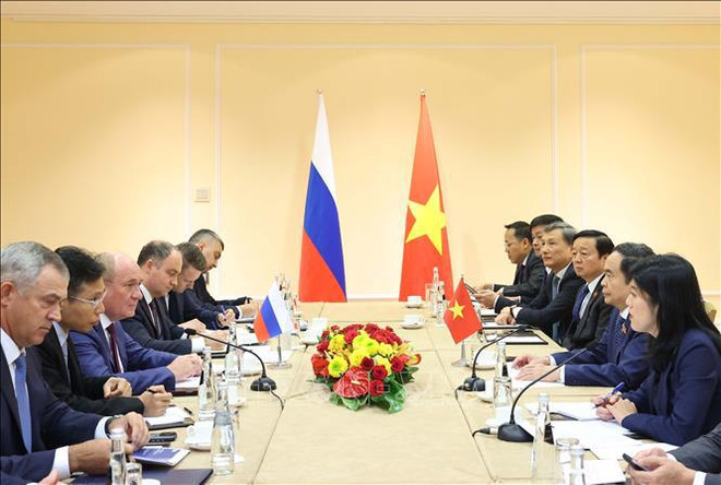 La rencontre entre le président de l'AN du Vietnam Tran Thanh Man et Vitaly Markelov, vice-président de Gazprom. Photo : VNA ga.jpg