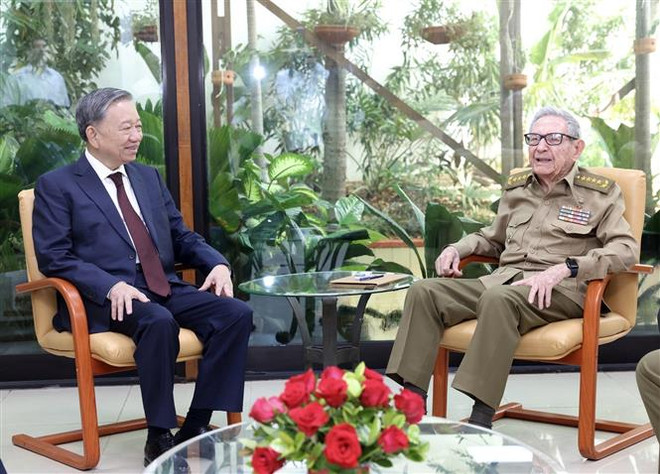 Le secrétaire général du Parti et président To Lam a rencontré le leader révolutionnaire cubain, le général Raúl Castro Ruz, le 27 septembre à La Havane. Photo : VNA vna_potal_tong_bi_thu_chu_tich_nuoc_to_lam_gap_lanh_tu_cach_mang_cuba_dai_tuong_raul_castro_ruz_7621105.jpg