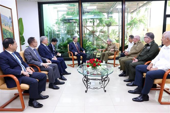 Le secrétaire général du Parti et président To Lam a rencontré le leader révolutionnaire cubain, le général Raúl Castro Ruz, le 27 septembre à La Havane. Photo : VNA vna_potal_tong_bi_thu_chu_tich_nuoc_to_lam_gap_lanh_tu_cach_mang_cuba_dai_tuong_raul_castro_ruz_7621103.jpg