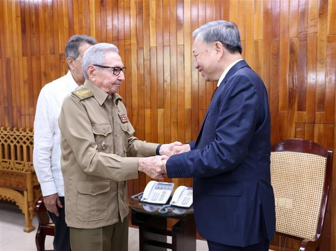 Le secrétaire général du Parti et président To Lam a rencontré le leader révolutionnaire cubain, le général Raúl Castro Ruz, le 27 septembre à La Havane. Photo : VNA vna_potal_tong_bi_thu_chu_tich_nuoc_to_lam_gap_lanh_tu_cach_mang_cuba_dai_tuong_raul_castro_ruz_7621098.jpg