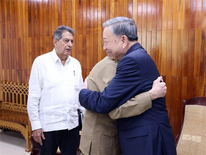Le secrétaire général du Parti et président To Lam a rencontré le leader révolutionnaire cubain, le général Raúl Castro Ruz, le 27 septembre à La Havane. Photo : VNA vna_potal_tong_bi_thu_chu_tich_nuoc_to_lam_gap_lanh_tu_cach_mang_cuba_dai_tuong_raul_castro_ruz_7621106 (1).jpg