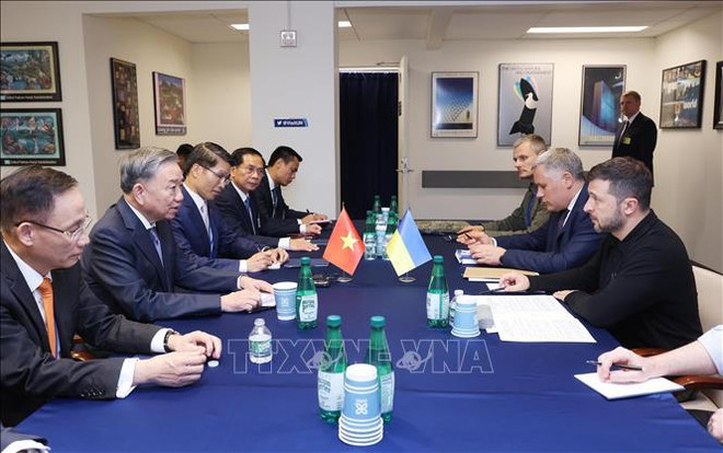 Le président ukrainien Volodymir Zelensky et le secrétaire général et président To Lam (gauche). Photo : VNA Ukraine.jpg