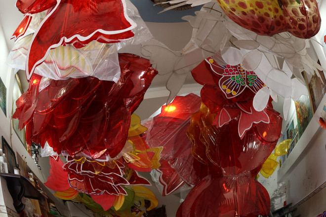Les lanternes sont accrochées au plafond. Photo : CVN 3.JPG