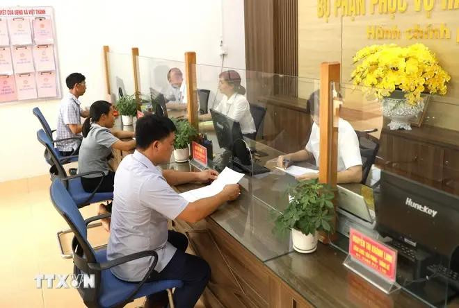 Des gens viennent au département du service de la commune Viet Thanh, district de Tran Yen, province de Yen Bai, pour accomplir leurs démarches administratives. Photo : VNA dan.webp