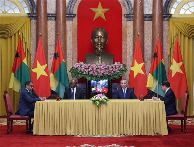 Après l’entretien, les deux dirigeants ont assisté à la signature de deux protocoles de coopération. Photo : VNA ky.jpg