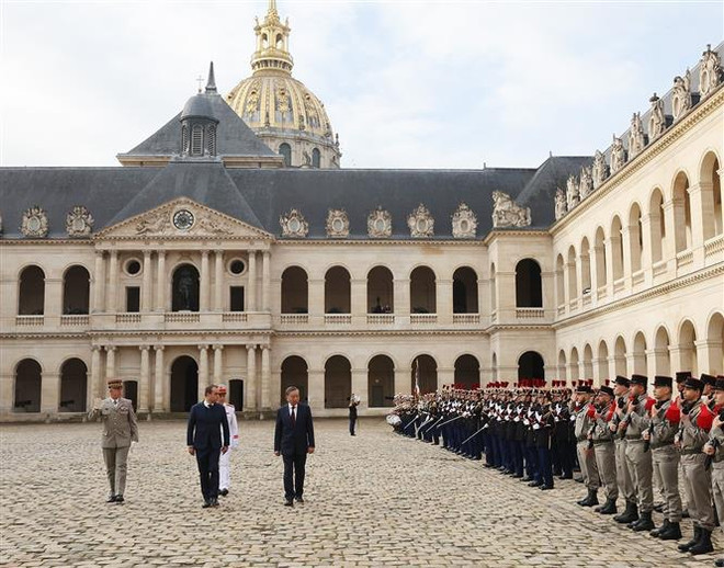 La cérémonie d'accueil du dirigeant vietnamien To Lam en visite officielle en France. Photo : VNA le don.jpg