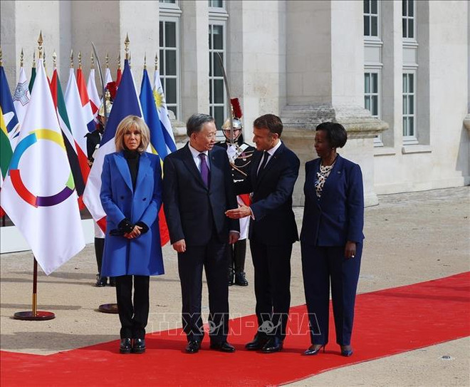 Le dirigeant To Lam est accueilli par le président français, Emmanuel Macron et la secrétaire générale de la Francophonie, Louise Mushikiwabo. Photo : VNA To Lam.jpg