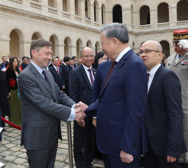 Le dirigeant To Lam est présenté à des responsables français. Photo : VNA 3.jpg