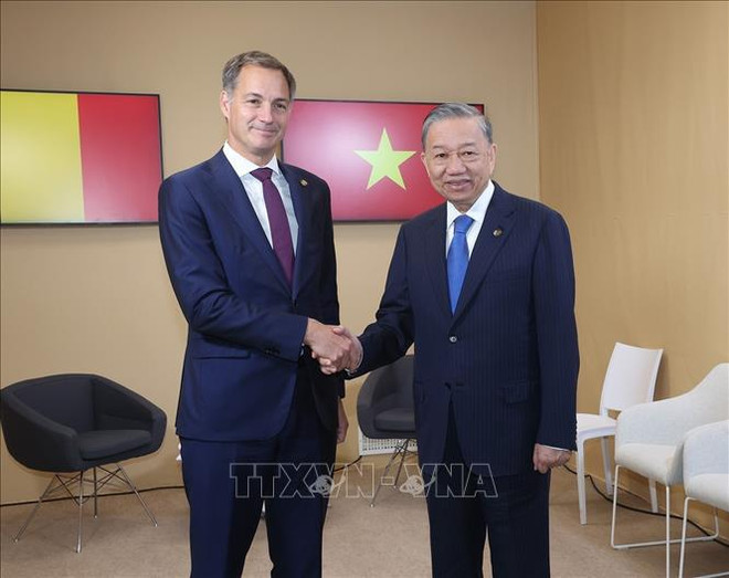 Le Premier ministre belge Alexander De Croo et le secrétaire général du Parti et président To Lam (droite). Photo : VNA Bi.jpg