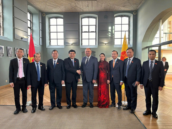 Rencontre entre Nguyên Dac Vinh et le président du Parlement de la Wallonie, Willy Borsus. Photo : Huong Giang/VNA OK 5.jpg