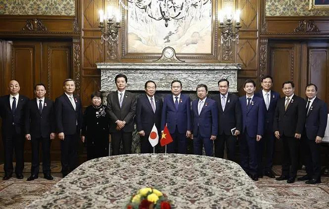 Le président de l'Assemblée nationale (AN) du Vietnam Tran Thanh Man, le président de la Chambre des représentants du Japon, Nukaga Fukushiro et les délégués. Photo : VNA vna_potal_chu_tich_quoc_hoi_tran_thanh_man_hoi_dam_voi_chu_tich_ha_vien_nhat_ban_nukaga_fukushiro_7737599.webp