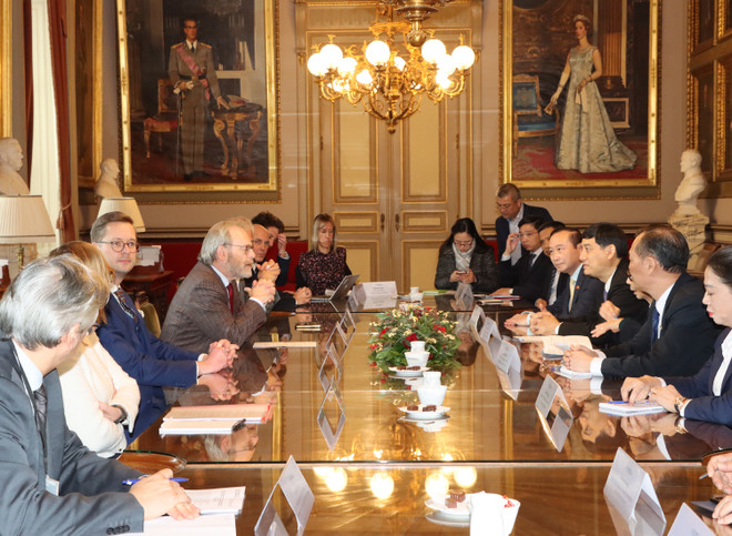 Entrevue entre Nguyên Dac Vinh et le président de la Chambre belge des représentants Peter De Roover. Photo : Huong Giang/VNA OK 3.jpg