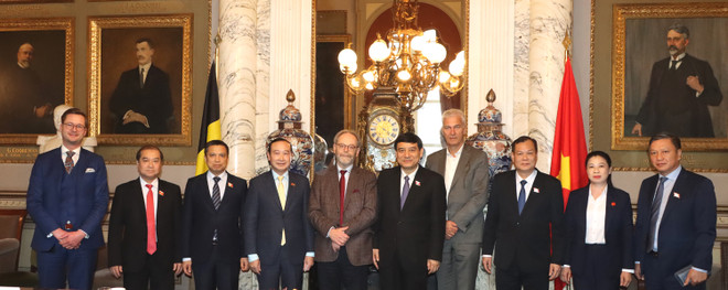 La délégation parlementaire vietnamienne avec le président de la Chambre belge des représentants Peter De Roover (5e, gauche). Photo : Huong Giang/VNA OK 2.jpg