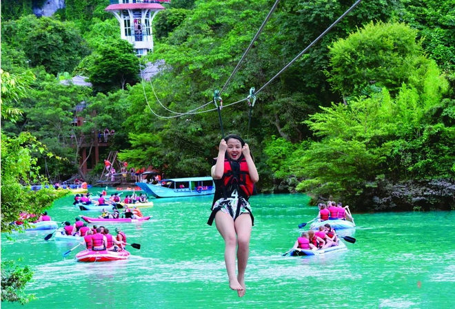 Les visiteurs participent à diverses activités dans la zone touristique de Song Chay – Hang Toi (Rivière Chay – Grotte Sombre). Photo : Vietnamplus 3.png