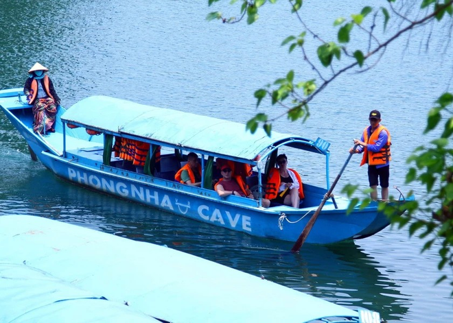 Visiteurs en partance pour l'exploration de la grotte de Phong Nha dans le parc national de Phong Nha-Ke Bang. Photo : Vietnamplus 1ava.png
