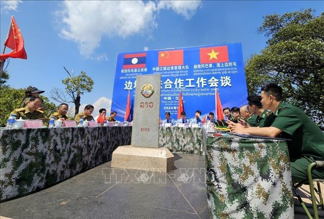 Entretien trilatéral entre les postes de garde-frontières d'A Pa Chai et de Sen Thuong, la Police du district de Nhot U, province de Phong Sa Ly (Laos) et l'Escadron de gestion frontalière de Jiangcheng. Photo: VNA hoi dam.jpg