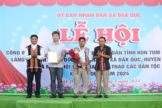 Remise de la décision de reconnaissance du village touristique communautaire de Dak Rang. Photo: VNA vna_potal_lang_du_lich_cong_dong_dau_tien_o_vung_bien_gioi_ngoc_hoi_kon_tum_7380984.jpg