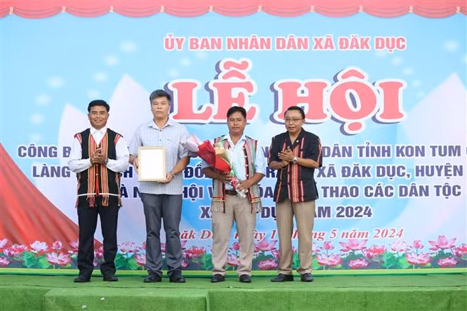 vna_potal_lang_du_lich_cong_dong_dau_tien_o_vung_bien_gioi_ngoc_hoi_kon_tum_7380984.jpg