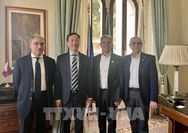 L'ambassadeur du Vietnam en Italie, Duong Hai Hung (2e,gauche), à la rencontre avec le maire d'Olbia, Settimo Nizzi (2e, droite). Photo: VNA dai su 1.jpg