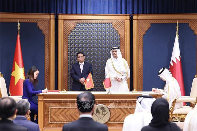 Le Premier ministre Pham Minh Chinh (gauche) et le Premier ministre qatari Cheikh Mohammed bin Abdulrahman bin Jasim Al-Thani assistent à la cérémonie de signature d'un mémorandum de coopération entre l'Académie diplomatique (ministère des Affaires étrangères du Vietnam) et l'Académie des affaires étrangères du ministère des Affaires étrangères du Qatar. Photo: VNA Chinh 3.jpeg