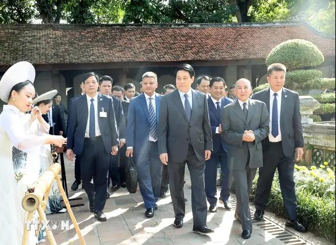 Le président Luong Cuong et le roi cambodgien Preah Bat Samdech Preah Boromneat Norodom Sihamoni visite vendredi 29 novembre le Temple de la Littérature à Hanoï. Photo: VNA Cuong 2.webp