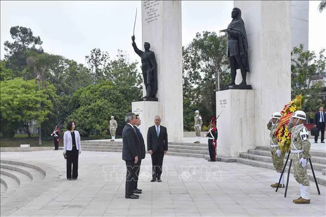 Le président Luong Cuong et la délégation de haut rang du Vietnam déposent une gerbe de fleurs au monument dédié aux héros du Pérou. Photo: VNA heros.jpg