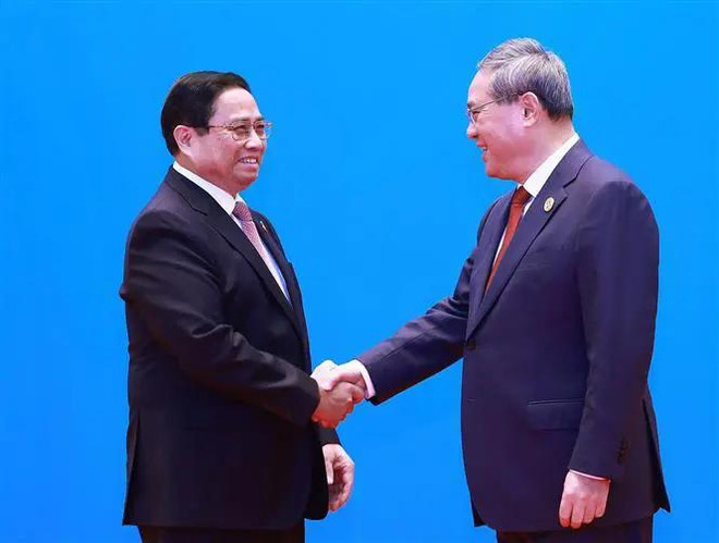 Le Premier ministre vietnamien Pham Minh Chinh (à gauche) et son homologue chinois Li Qiang. Photo: VNA Chinh 2.webp